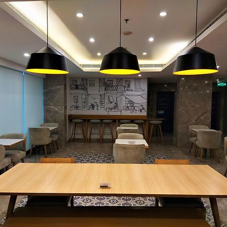 Holiday Inn Express Ahmedabad Prahlad Nagar By Ihg Екстер'єр фото