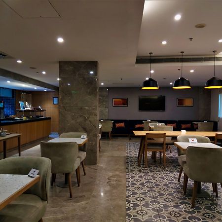 Holiday Inn Express Ahmedabad Prahlad Nagar By Ihg Екстер'єр фото