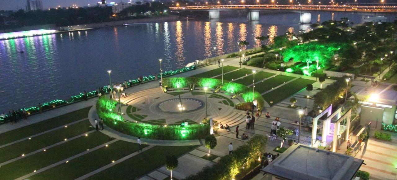 Holiday Inn Express Ahmedabad Prahlad Nagar By Ihg Екстер'єр фото