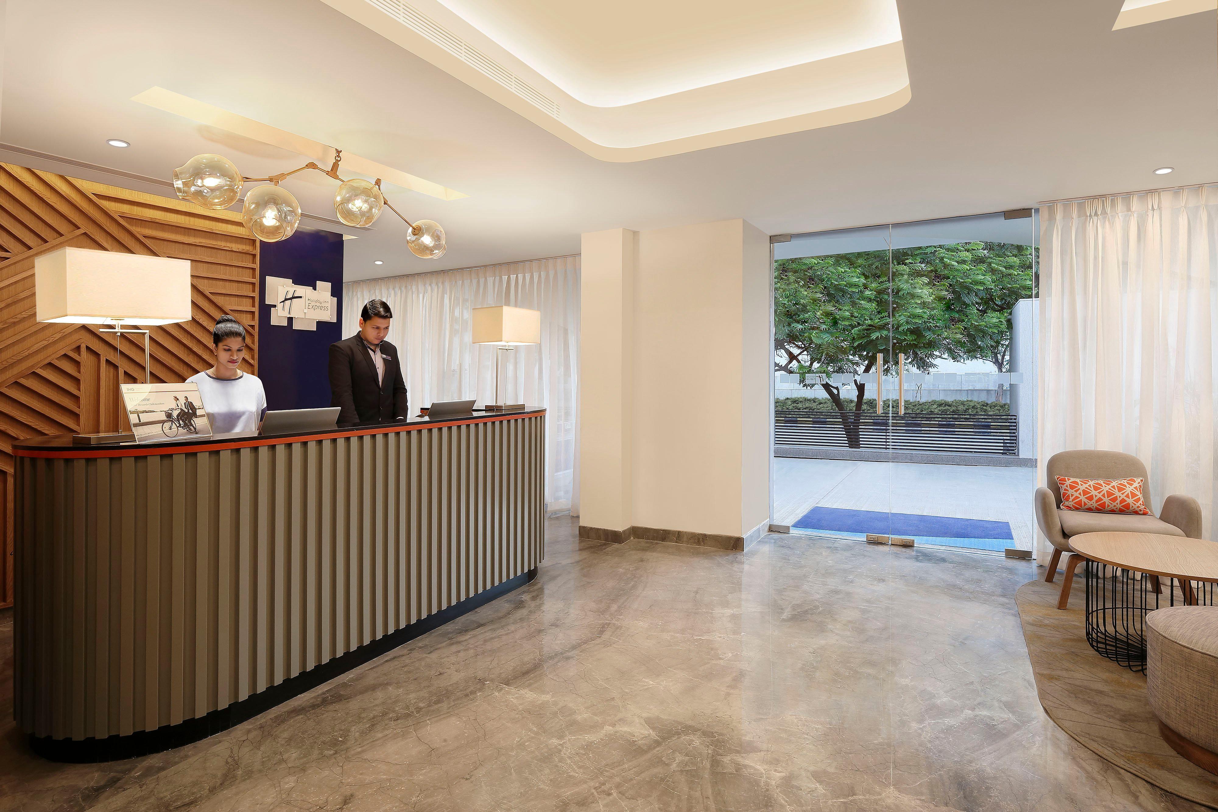 Holiday Inn Express Ahmedabad Prahlad Nagar By Ihg Екстер'єр фото
